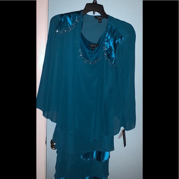 Turquoise event suit - Picture 1 of 3